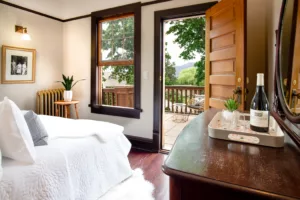 bedroom with balcony at Naramata Inn